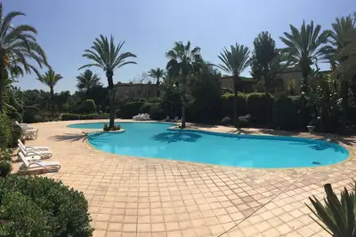 Image de Résidence Naama à Agadir, appartement pour 5 personnes orienté plein sud. Jardin