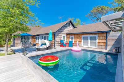 Image de Nouvelle piscine / bain à remous dans un espace extérieur tranquille w / incroyable suite principale