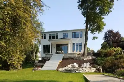 Image de Maison de luxe nouvellement construite avec 65 pieds de façade