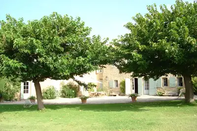 Image de Sur 2 hectares, Mas provençal climatisé dans la Provence idyllique