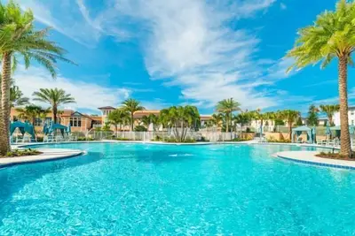 Image de La plus récente maison de ville communautaire d'Orlando avec piscine privée