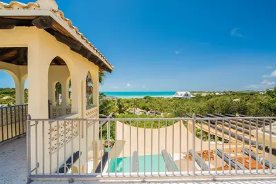 Image de Villa Jasmine allie la vie intérieure \/ extérieure avec un joli décor méditerranéen.