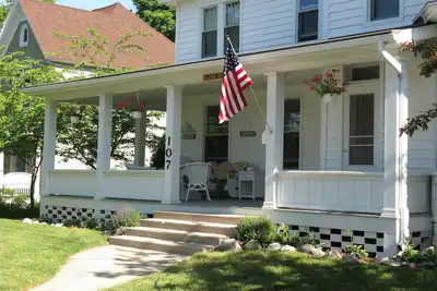 Image de Maison de vacances sur l'avenue bordée d'arbres Dixon
