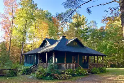 Image de Une retraite tranquille et privée le long d'un ruisseau babillant dans les hauts sommets des Adirondacks