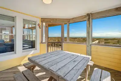 Image de Spectacular Oceanfront Salvo w / Poolside Kitchen & Grill, bain à remous, salle de jeux