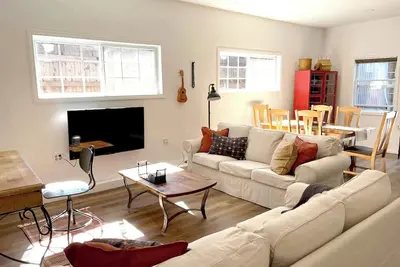 Image de Westlake Village Charming Country Guest Cottage dans un cadre champêtre privé