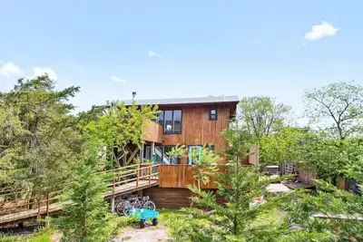 Image de Nouvelle Liste! Spacieuse maison pour les chiens w / cuisine et salles de bains rénovées