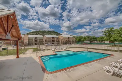 Image de Magnifique, haut de gamme, fermée avec une piscine sur la rivière Guadalupe! Accès à la rivière!