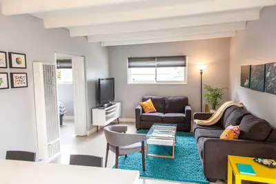 Image de Au nord de l'avenue Montana, maison d'hôtes moderne à Santa Monica