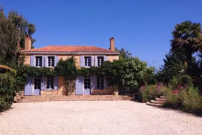 Image de Idyll Français rural avec piscine privée et un vaste terrain parfait pour les familles