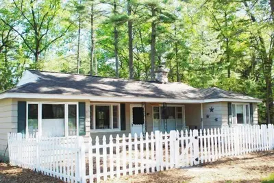 Image de Lazy Dayz Cottage par Torch Lake - Accueille les enfants