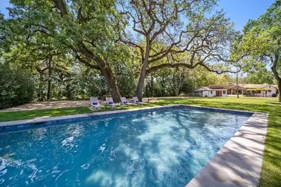Image de Twin Oaks - 3bd- 2ba Home + Cottage - Espaces intérieurs et extérieurs, jardin + bain à remous