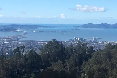 Image de Belle maison familiale dans les collines d'Oakland avec vue panoramique sur la baie Sf