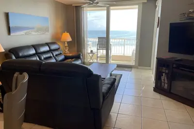 Image de Ponce Inlet Oceanfront avec balcon privé, No-Drive Beach, récemment rénové