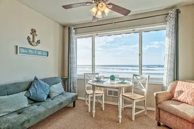 Image de «Sands to Reason» chez The Sea Gypsy. Condo de luxe avec foyer! Dort cinq.