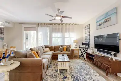 Image de Nouvelle Liste! Spacieux condo avec vue sur la baie, piscine partagée, bain à remous et accès à la plage