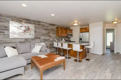 Image de Condo de montagne, 3 chambres, 8 personnes, piscine et bains à remous juste devant la porte!