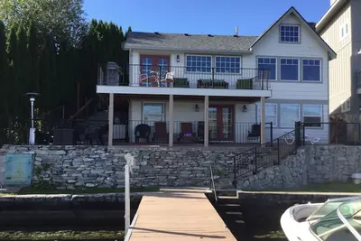 Image de Cottage Waterfront sur la rive sud du lac Chelan. Dates d'ouverture en juin et août.