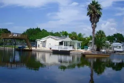 Image de Emplacement génial! Bungalow au bord de l'eau, piscine!