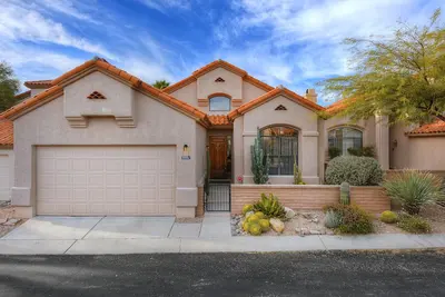 Image de Maison fermée Tucson Foothill avec piscine partagée, bain à remous et terrasse