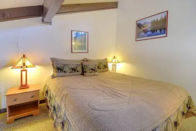 Image de Loft Condo A212 a deux niveaux avec une pièce à aire ouverte (il n'y a pas de chambres)