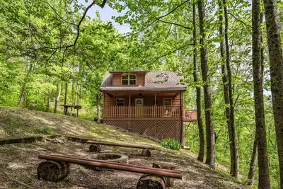 Image de Lune de miel, cadre privé, à 10 min de la rue principale, divertissement en famille, étang de pêche