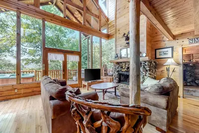 Image de Cabine confortable avec bain à remous privé, table de billard et vue sur la montagne