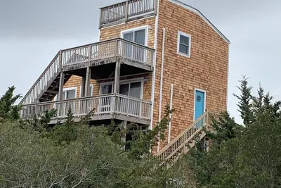 Image de Maison de plage classique avec de superbes vues sur l'océan et le son! Rabais d'automne!