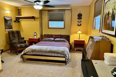 Image de Privé 1 Bdrm Efficiency - à quelques pas du centre-ville de Saranac Lake.