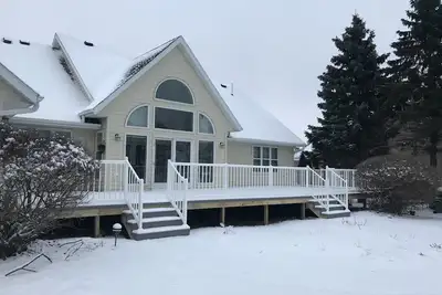 Image de Grand manoir Premier Lakeshore moderne pouvant accueillir 12 personnes! Quai et ascenseur Ă bateau!