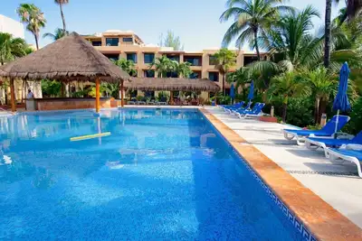 Image de Condo de luxe au 2e étage sur la plage, n ° 17, à Nautibeach