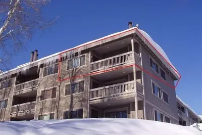 Image de Ski-in Ski-Out 2 Bdrm + Loft Slopeide Condo sur Park City Mountain Resort