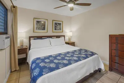 Image de Des taux bas! Propre, calme et confortable avec vue sur les jardins.