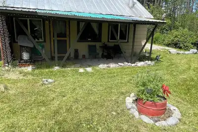 A, Cozy Cabin privé près de Bigfork pour deux avec une baignoire sur pattes