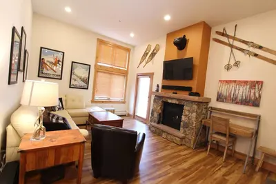Image de Marchez jusqu'à la télécabine! Penthouse rénové 3br avec vue sur la montagne! 10 couchages!