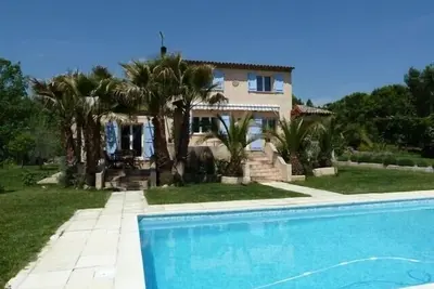 Image de Villa de charme au cœur de la nature : piscine, jardin fleuri, calme.