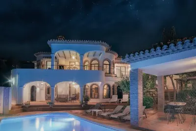 Image de Villa andalouse et piscine chauffée, vue sur mer