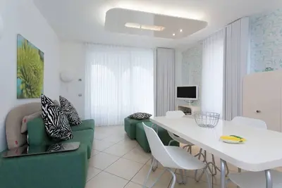 Appartement élégant dans les lacs italiens avec vue sur le lac, piscine et jacuzzi
