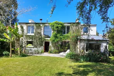 Image de Grande maison de famille avec beau jardin paysagé clos à 700m de la plage