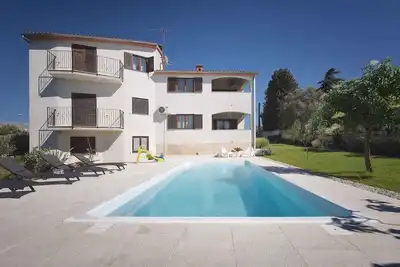 Image de appartement de vacances avec climatisation et piscine