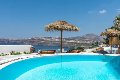 Image de Suite Silver | Piscine extérieure, bain à remous et vue panoramique sur la caldeira