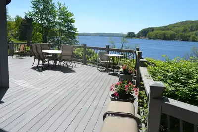 Image de Maison quatre saisons au bord du lac Gorgous au lac Deep Creek