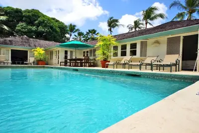 Image de Villa de 4 chambres avec piscine privée, à seulement quelques minutes à pied de la plage de Gibbs