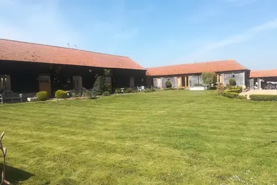 Image de La grange Ă foin. 3 chambres avec salle de bains, poĂŞle Ă bois, bain Ă remous en option.