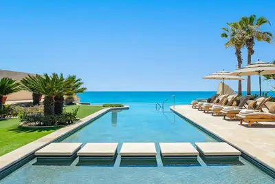 Image de Spectacular Beach Front Estate Au coeur du couloir