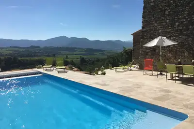 Image de Grange en pierre magnifiquement restaurée avec piscine privée \/ superbes vues sur les vignobles \/ Mont Ventoux