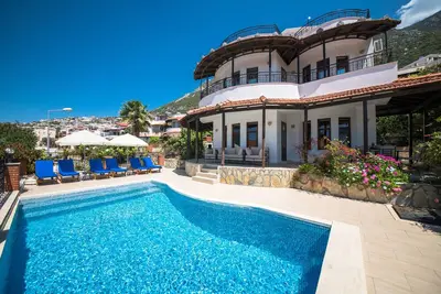 Villa spacieuse avec WiFi, A / C, piscine privée et terrasse sur le toit