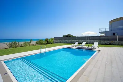 Image de Villa en bord de mer Tavronitis avec 8 chambres et 2 piscines privées