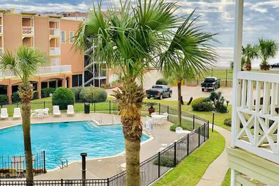 Image de 1 chambre 1 salle de bain Condo avec piscine et vue sur l'océan