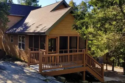Image de Unique Lodge situé dans une résidence près de Silver Dollar City, pouvant accueillir jusqu'à 6 personnes.